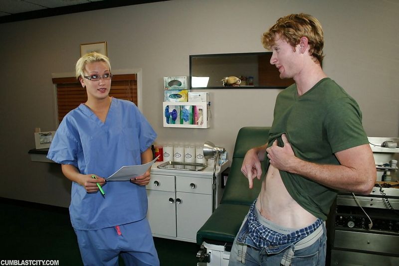 Медсестричка в очках мастурбирует рыжему пациенту сидящему на кресле